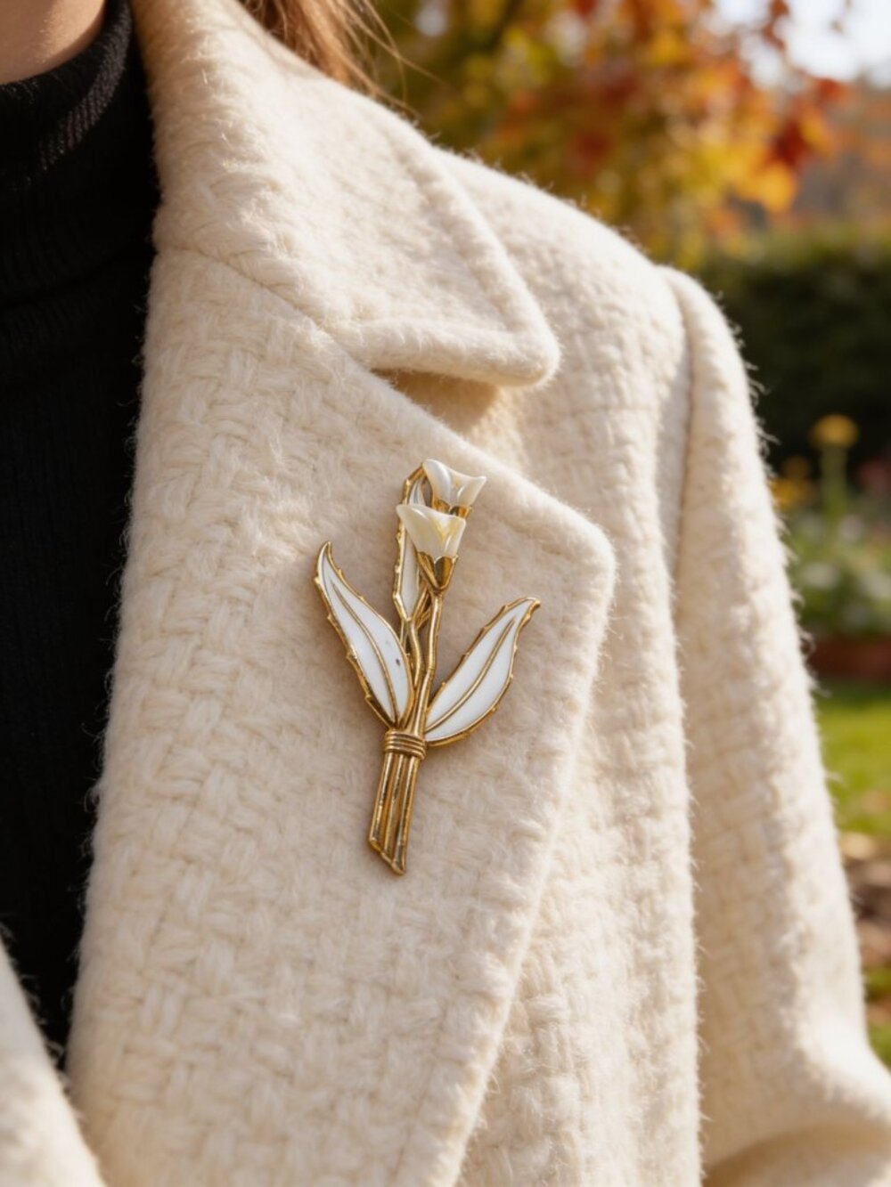 vintage 1950s gold tone glass buds with enamel leafs beautifull brooch.